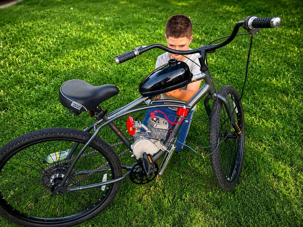 Émile et la moto qu'il a construite lui-même, pièce par pièce